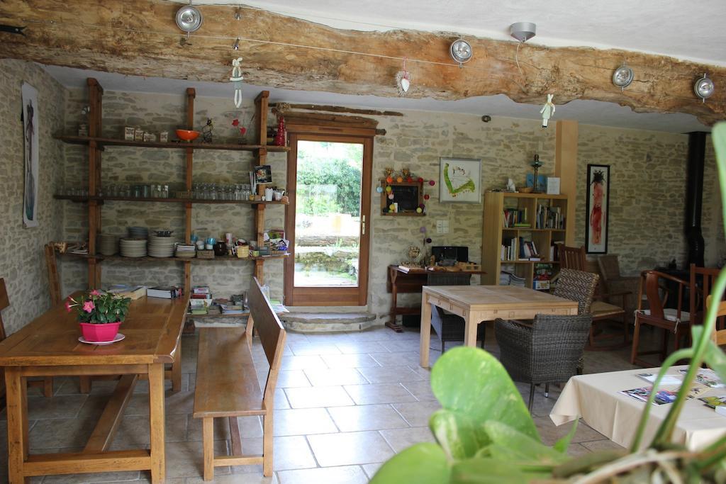La Bicyclette Fleurie Bed & Breakfast Villemoirieu Exterior photo