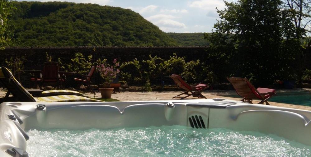 La Bicyclette Fleurie Bed & Breakfast Villemoirieu Exterior photo